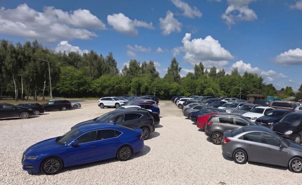 Odlotowy Parking Garage Mado - teren parkingu przy ul. Plocka - lotnisko Łódź-Lublinek (LCJ)