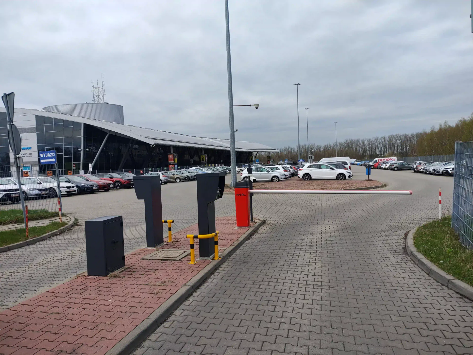 Oficjalny Parking P1 - lotnisko Łódź-Lublinek (LCJ) - zdjęcie parkingu