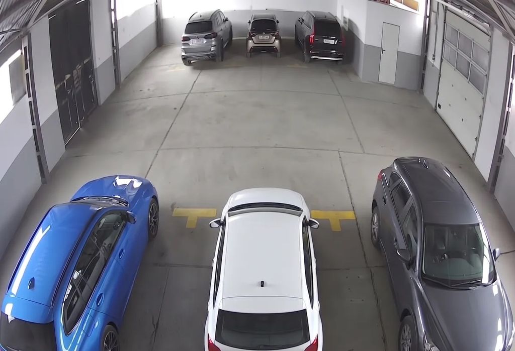 Odlotowy Parking Garage Mado - hala garażowa przy lotnisku Łódź LCJ